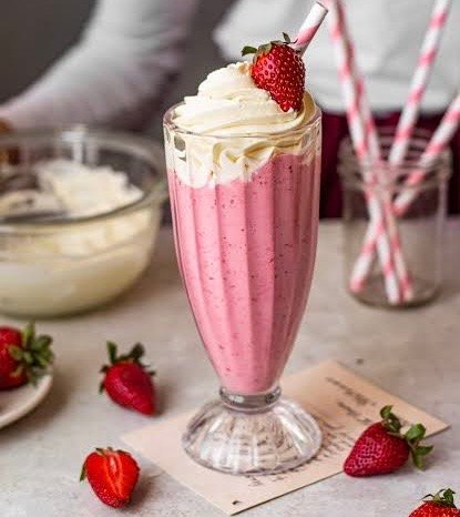 STRAWBERRY TWIST MILKSHAKE